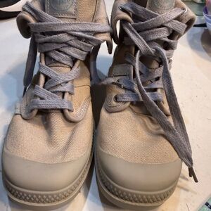 Palladium women’s gray baggy canvas boots women’s size 6 1/2